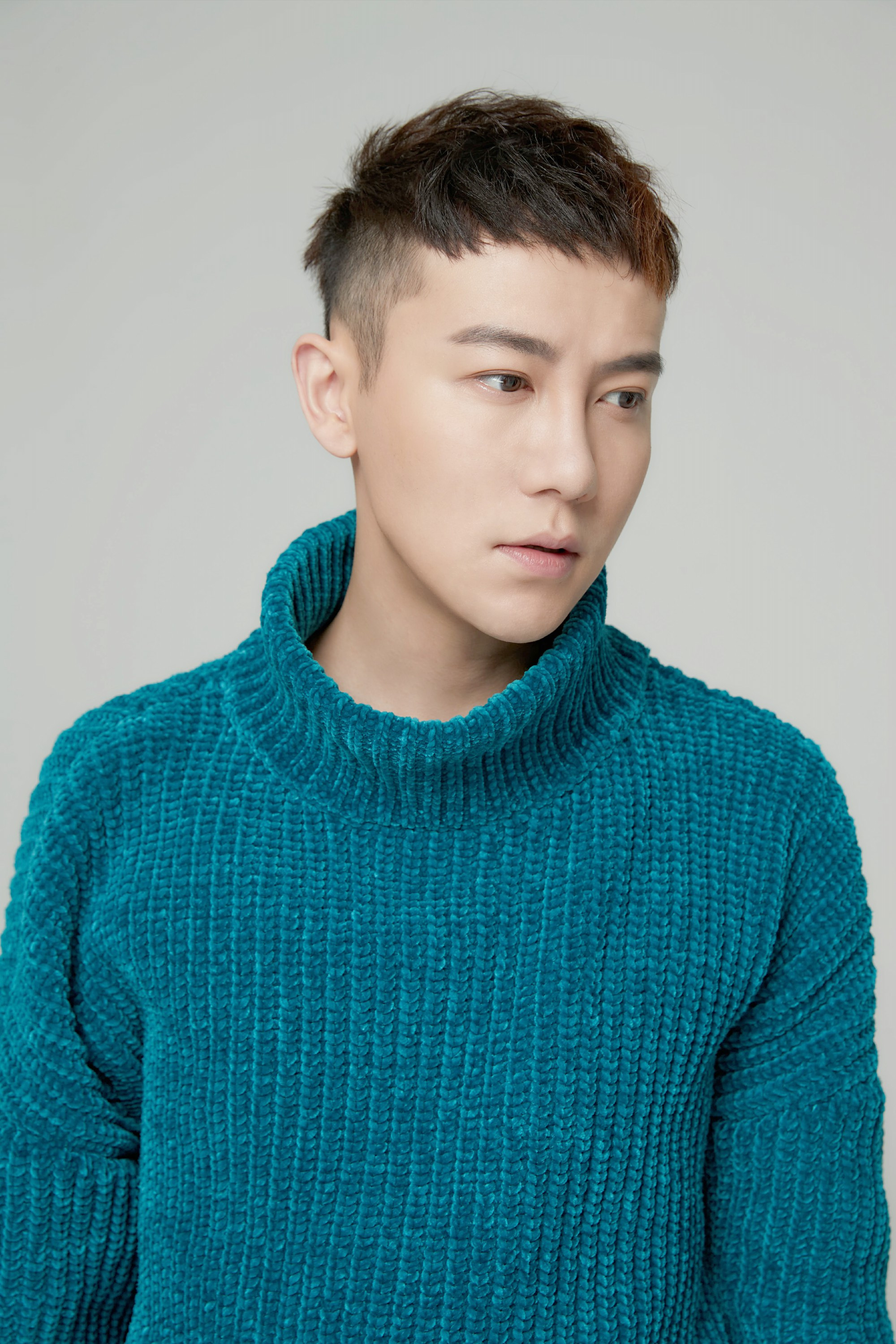 郭子渝最新秋日写真曝光二皇子殿下化身气质潮男