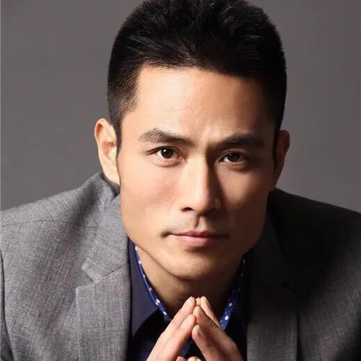 刘家良在《趟过男人河的女人》中饰演王良一角,虽然不是男主角,但是