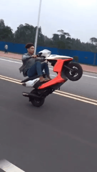 搞笑GIF:大街上捡到钱,看到背面之后,瞬间气炸了! - 360娱乐,你开心就好