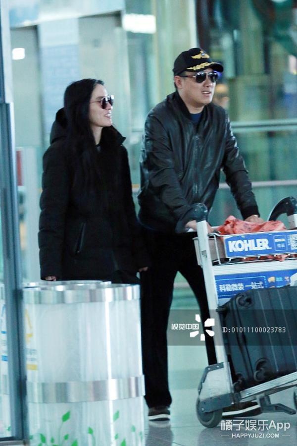 叶璇和袁腾飞机场亲密互动这是要坐实恋情吗