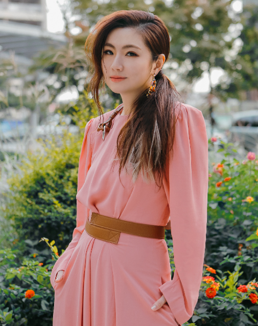 童年女星远赴韩国?烧伤后美颜重现,selina美得好不真实