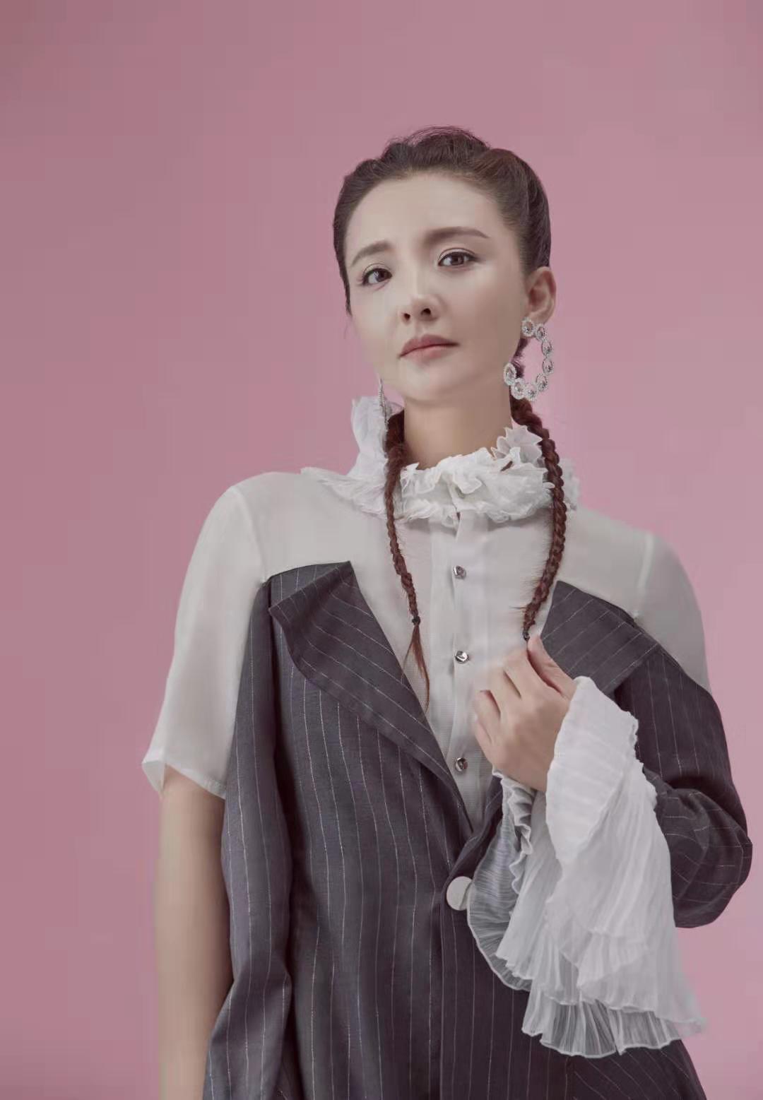 孙茜时尚大片女性气场全开皮手套黑短裙彰显独特魅力