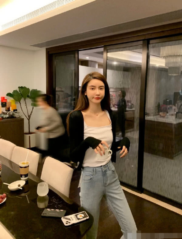 怀孕张大奕直播带货碎花裙穿出孕妇味儿