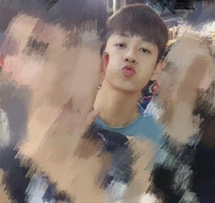 还有《青春有你》的陈宥维,小时候也是有点胖嘟嘟的▼五官慢慢长开后