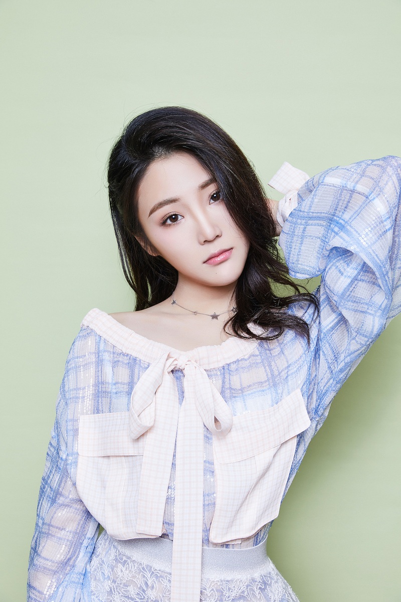 全能少女张可盈献唱央视五四晚会甜润唱响青春正能量