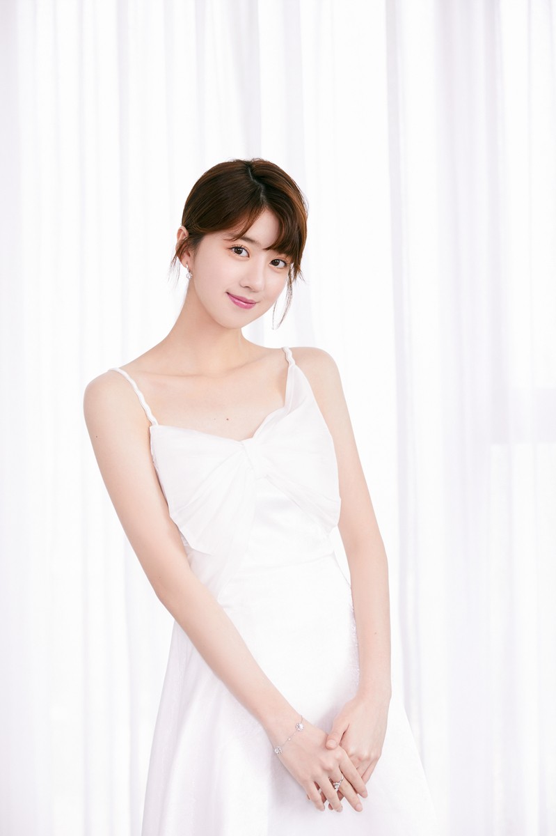 李凯馨白色吊带裙亮相活动 仙气十足美出新高度