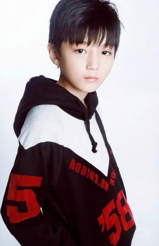 一岁所以也是他们仨里头唯一的90后,其实他们并不是传统意义上的童星