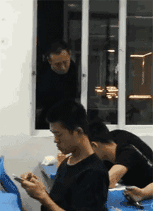 搞笑GIF趣图：同学，你已经被你们的班主任给盯上了！ - 360娱乐，你开心就好
