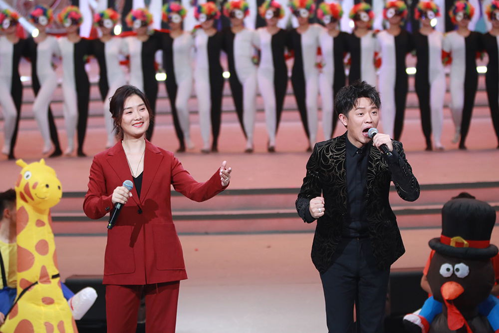 四省春晚凤凰传奇首唱猪年神曲金霏闺女跪求被偷