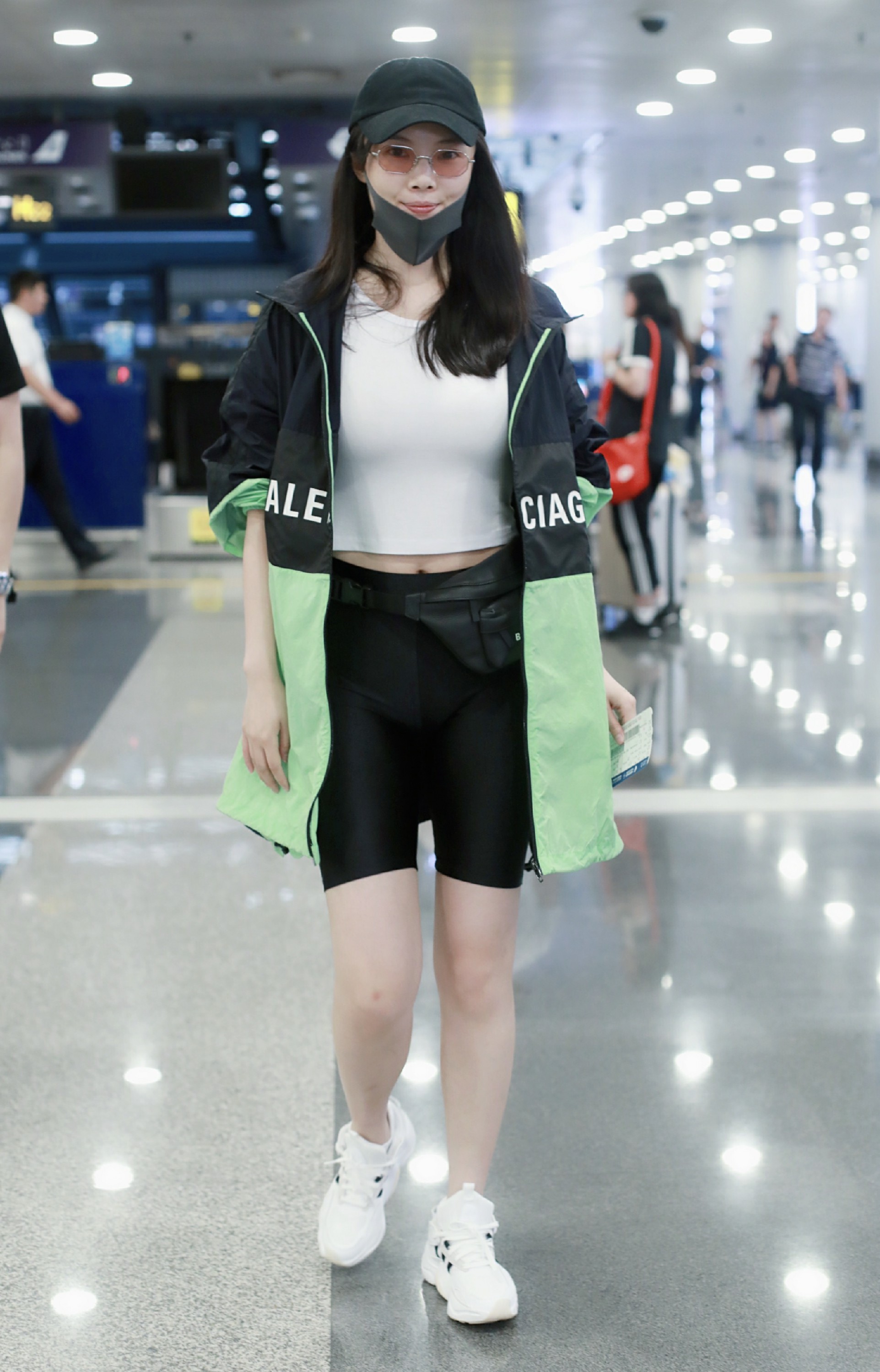 徐冬冬孤身一人现身机场全副武装微笑示人很有型