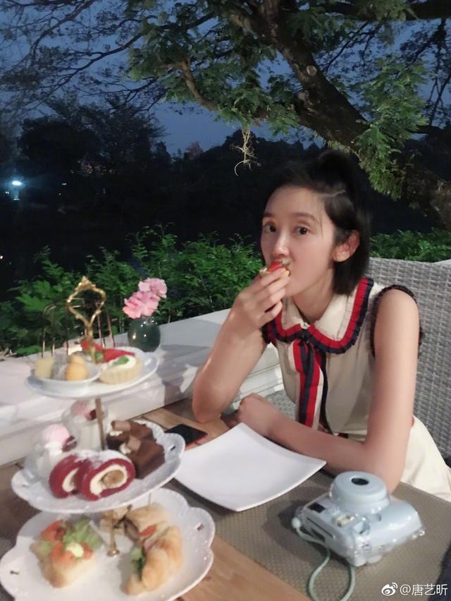 好事将近？唐艺昕张若昀见父母，两个依旧如初恋般甜蜜