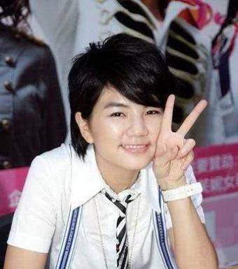 ella陈嘉桦也是一位很有人气的女明星了,一开始是因为女子组合she的