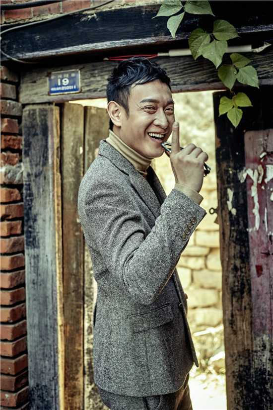 李超暖冬私服写真曝光潮味型男玩转老街巷