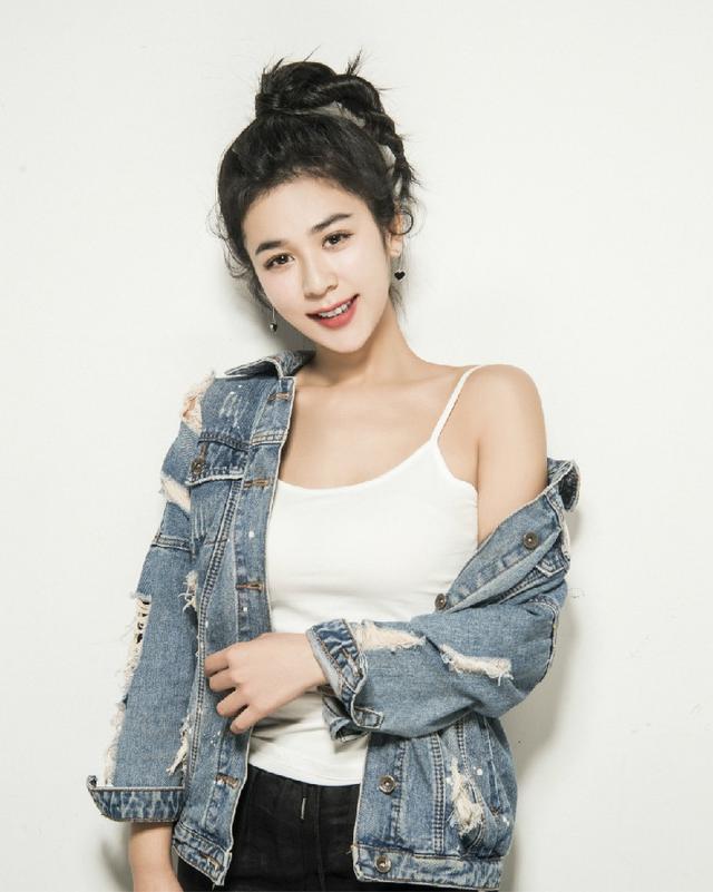 《亮剑之雷霆战将》中饰演讲义气,性格活泼大方的赵大妞(赵勤勤),据悉