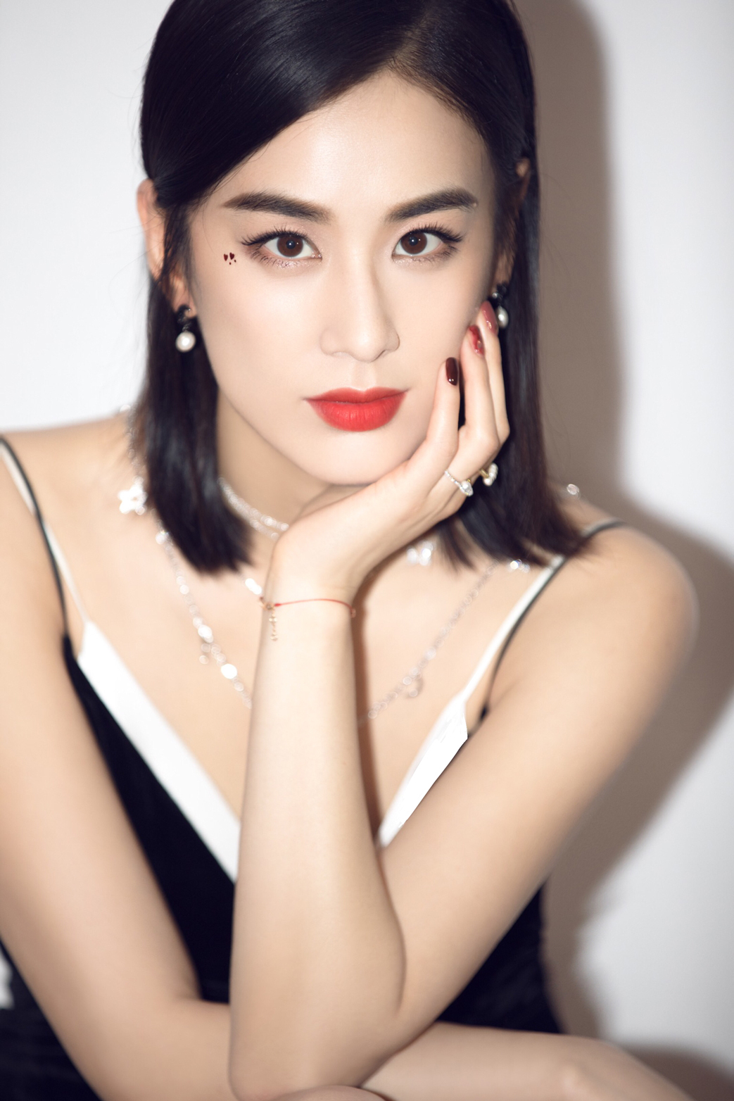 红唇娇美时尚感max黄圣依重回颜值巅峰元气十足