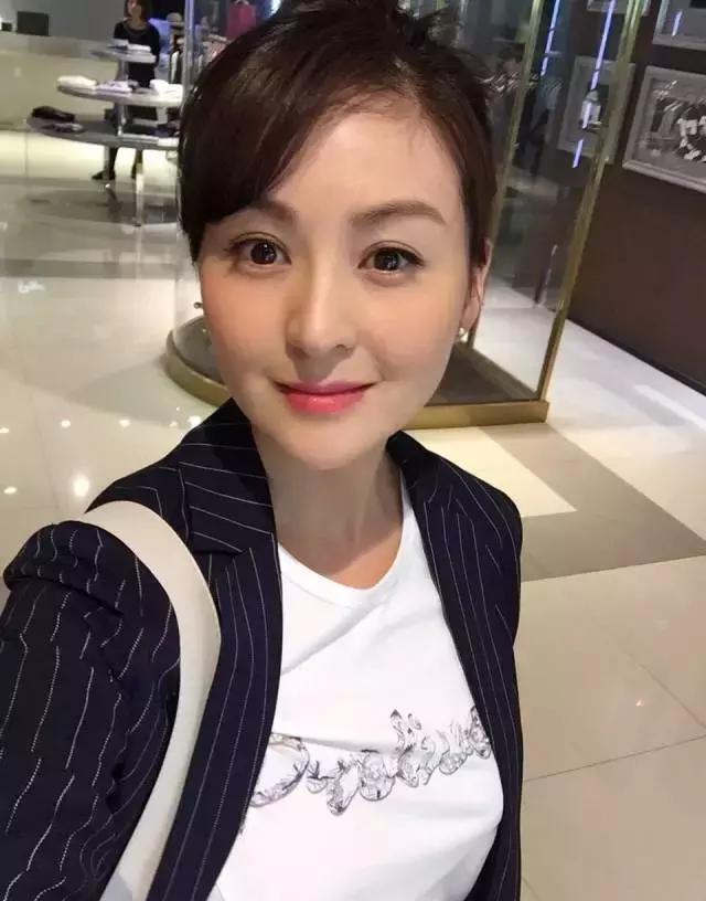 拥有小张柏芝之称的她是严屹宽的师妹36岁依然如少女