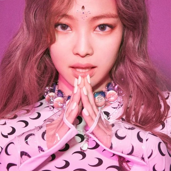 jennie眉间水钻点缀,满满的女王气场jisoo眼尾部刻意加长的眼线,巧妙