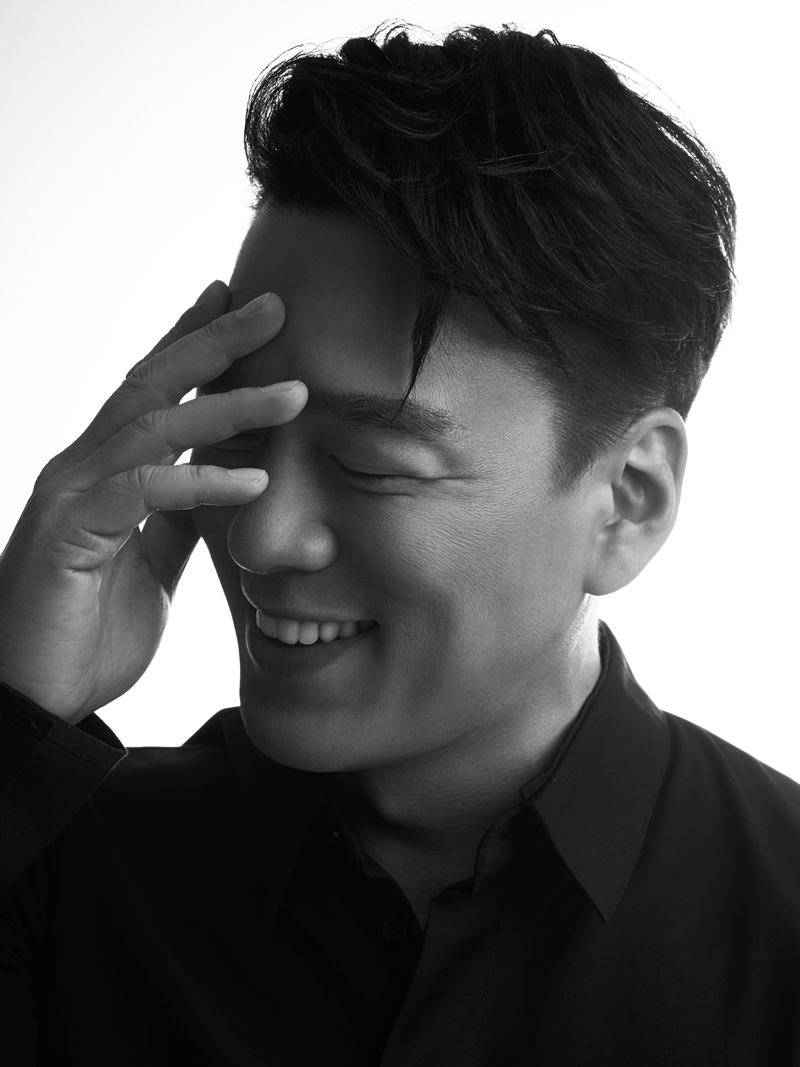 王耀庆西装大片曝光黑白质感尽展精英魅力