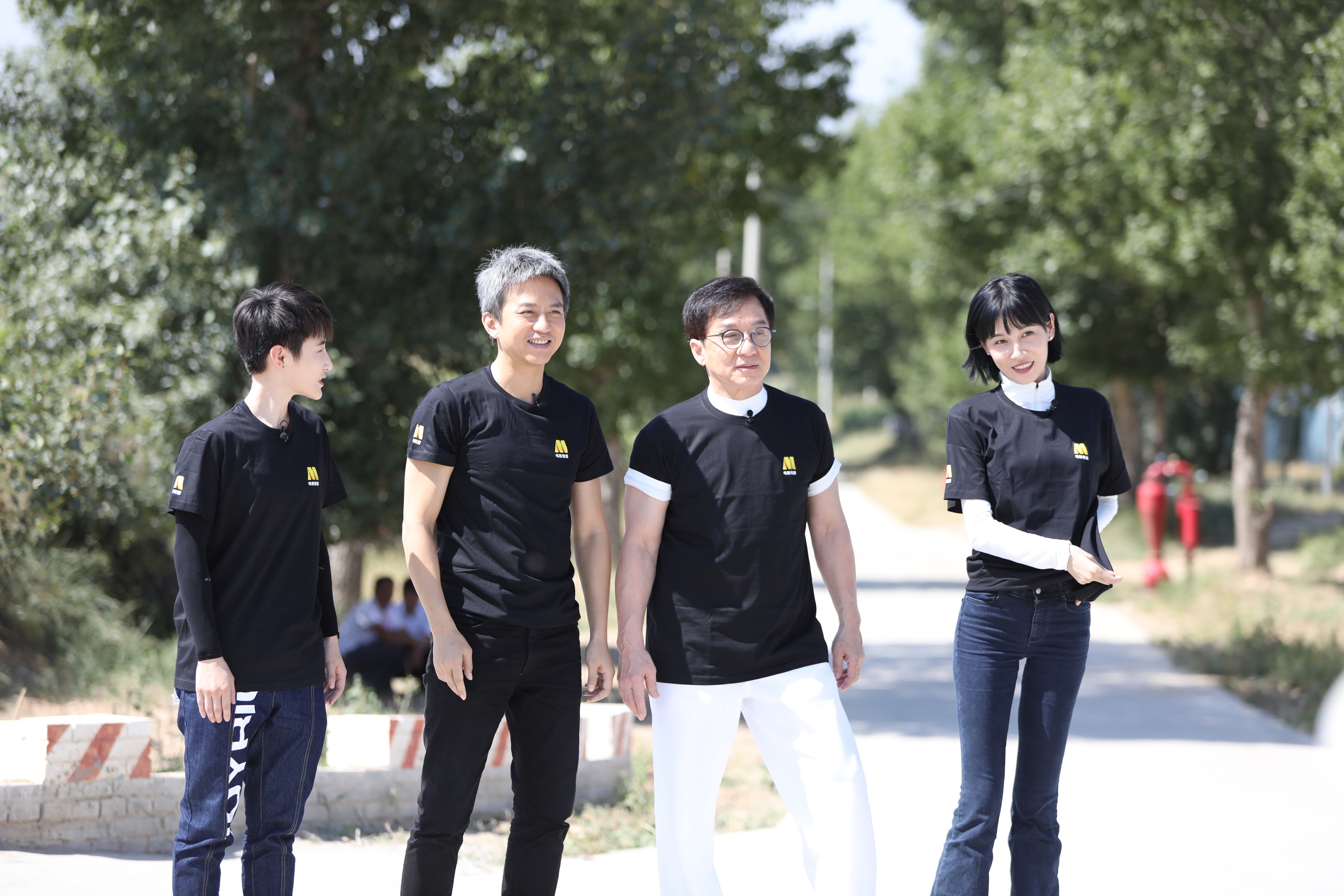 演员张蓝心作为"脱贫攻坚战——星光行动"一份子,与前辈成龙大哥,邓超