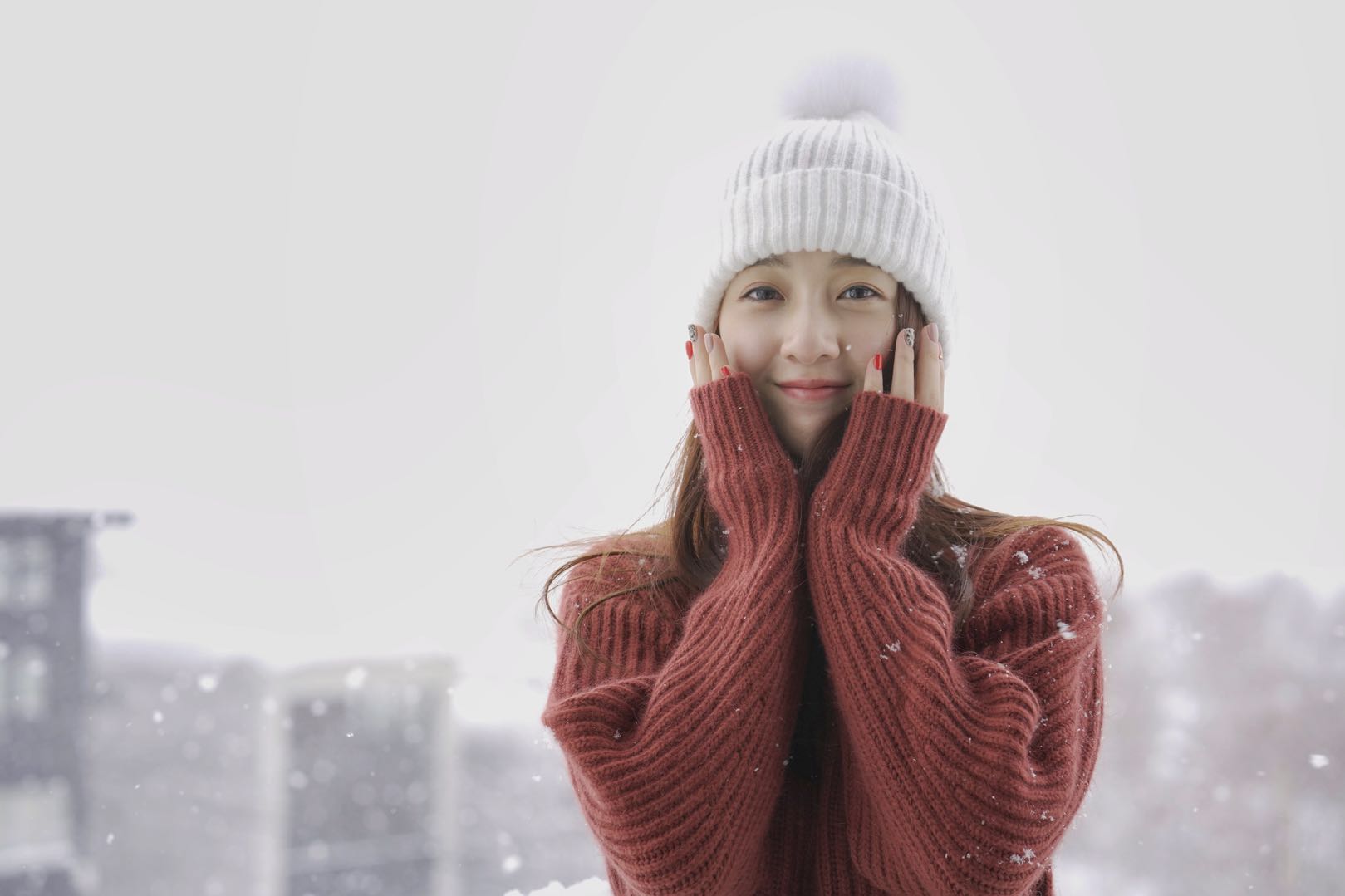 演员周宸佳饰演富家千金白雪,从小就喜欢贺言的她,一直梦想着成为贺言