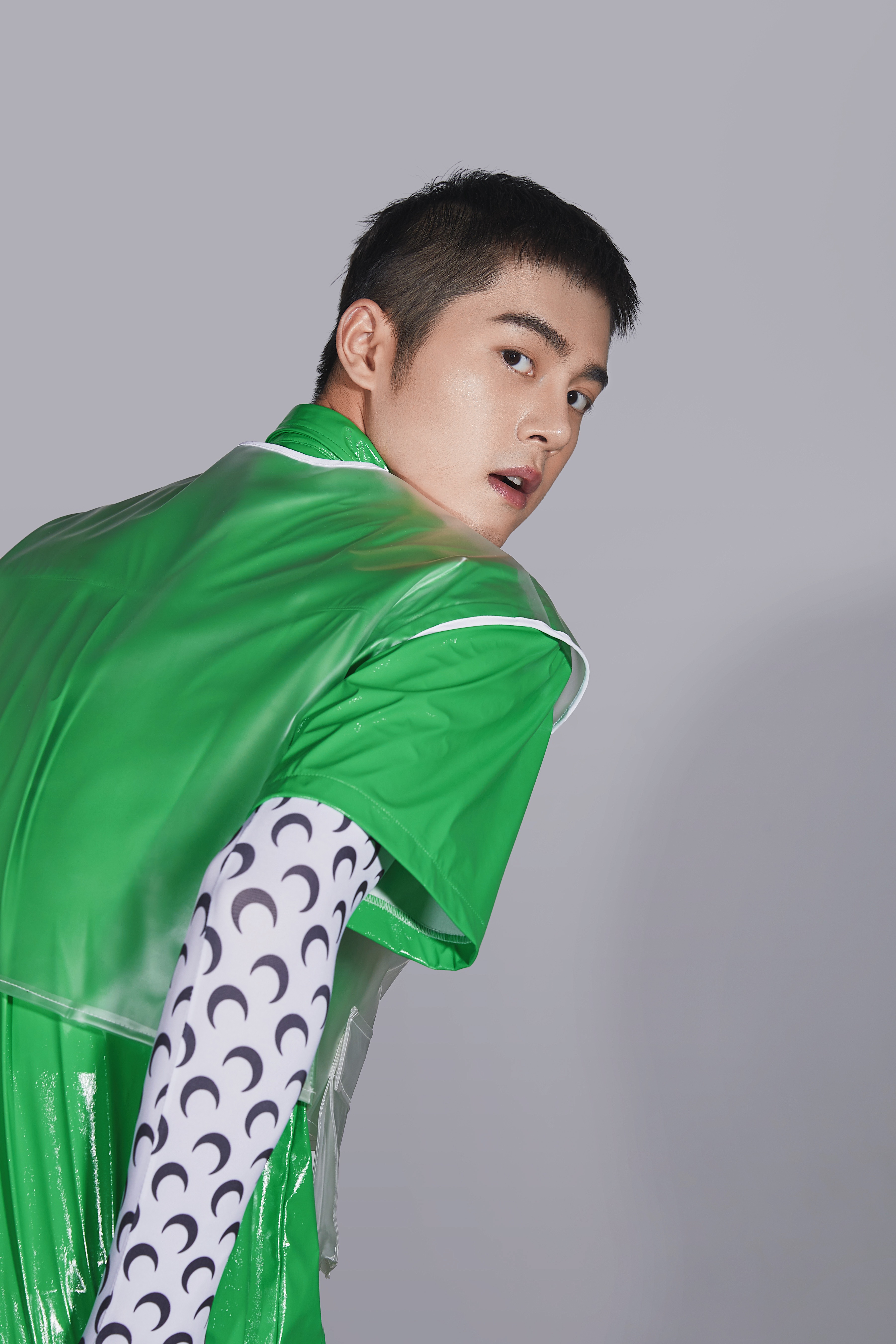 谢彬彬白色情人节曝最新写真暖酷男孩演绎青春本色