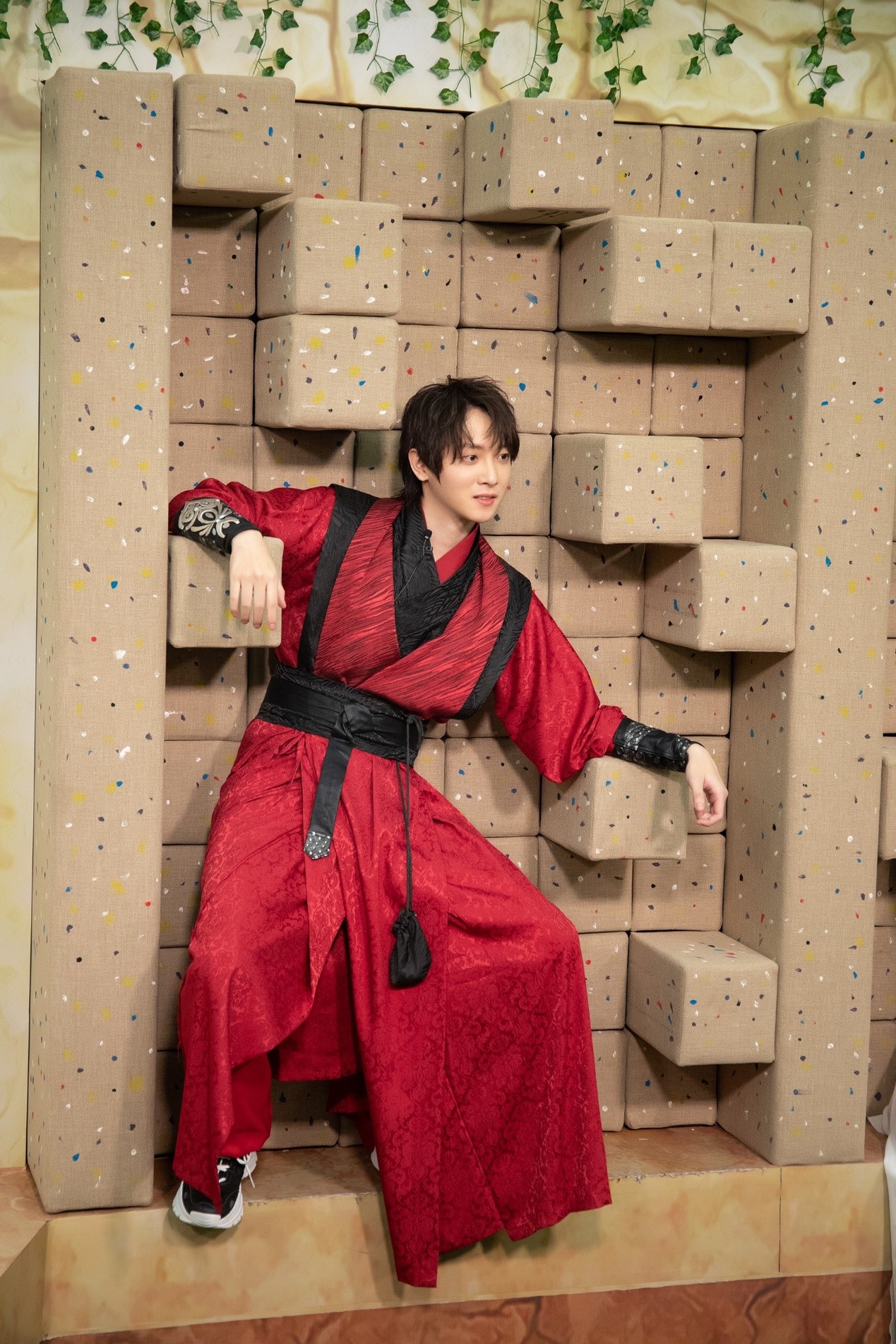 于斌《疯狂的麦咭》快速答题闯关 阳光帅气变身智囊团 360娱乐，你开心就好