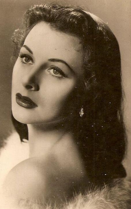 她是一代艳星性感尤物更是wifi之母是网络时代每个人都该感激的对象