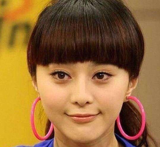 范冰冰和林志玲都没能驾驭的老土发型, 却让赵丽颖有了意外之美!