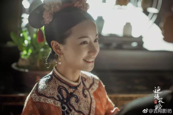 默默爱慕这位御前带刀侍卫不说,富察皇后身边的两位大宫女明玉和尔晴