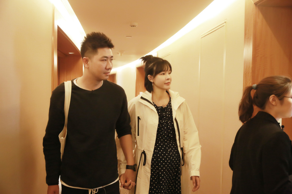 姜潮麦迪娜视频秀甜蜜 马剑越爸爸婚宴"警告"女婿