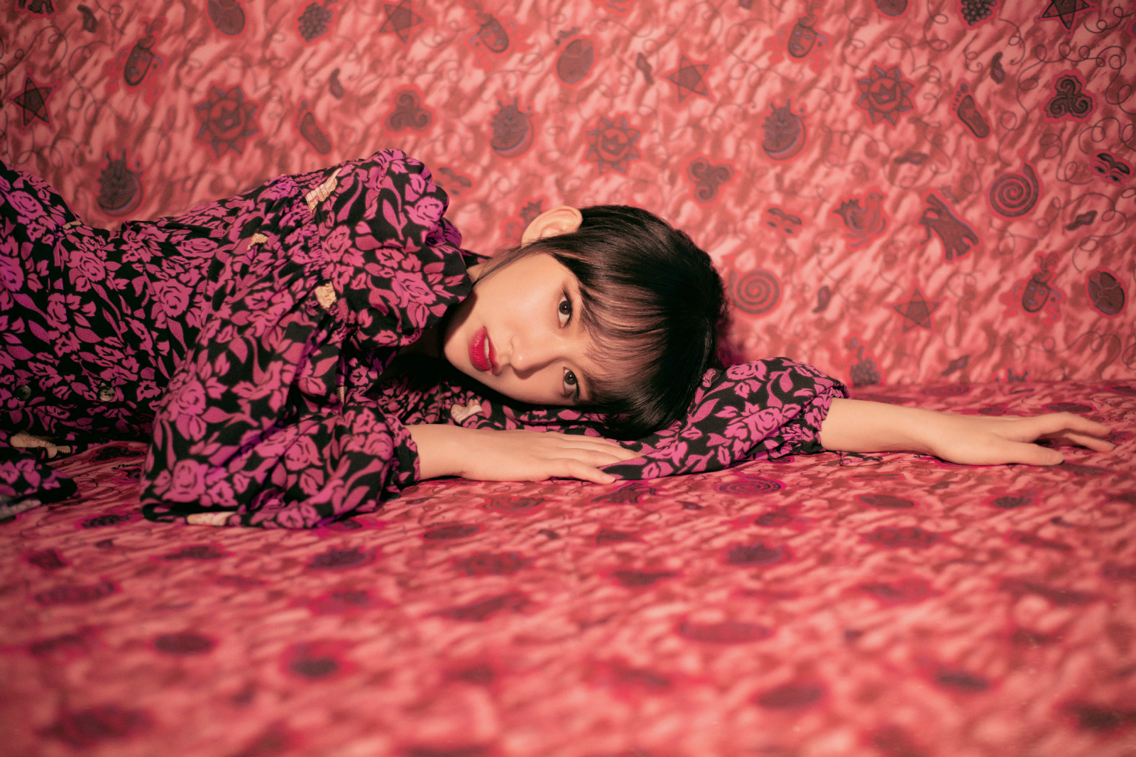 程潇最新写真宛如油画仙女 绚丽碎花碰撞复古质感