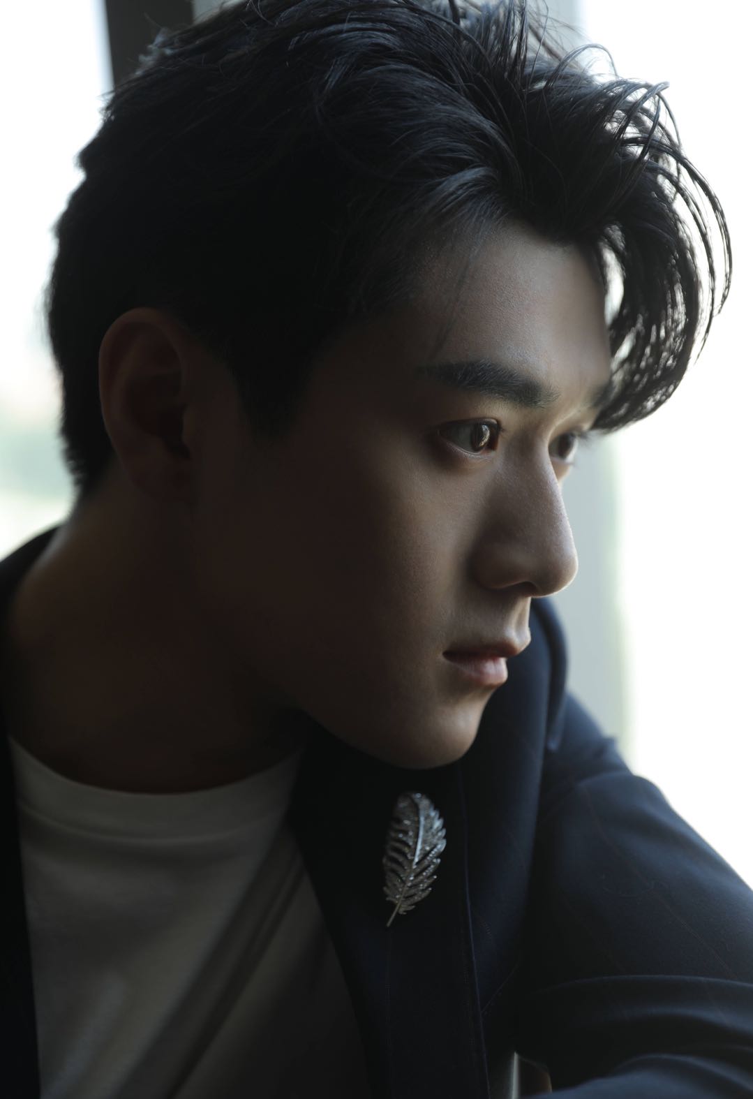 易柏辰以一身笔挺的帅气西装,将原著中墨梓忻的温柔绅士形象,用"易式