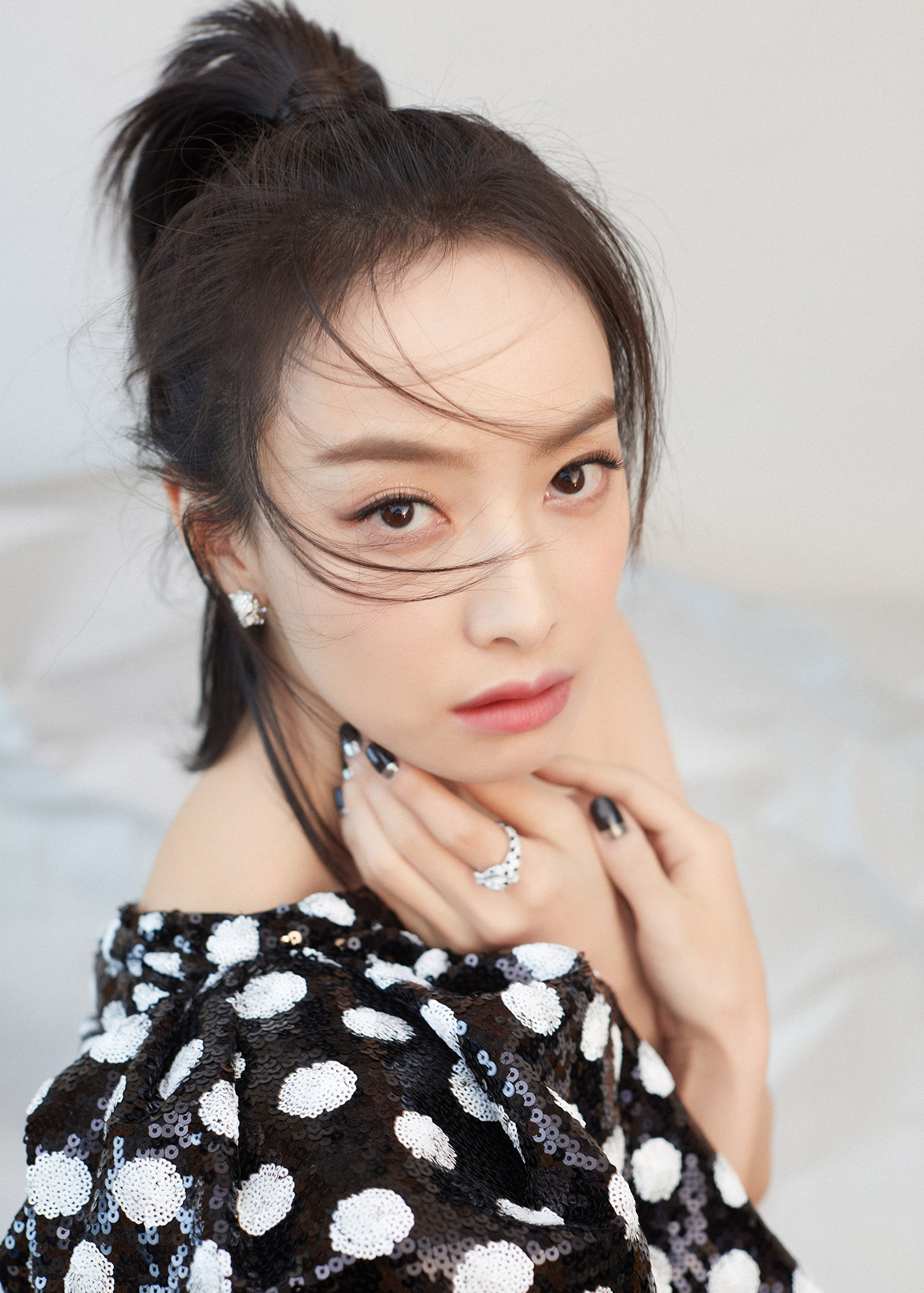 宋茜宫廷蓬袖波点裙出席盛典 高马尾诠释别样时尚型格