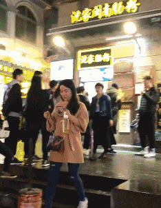 搞笑GIF: 永远不要将自己的后背交给别人 - 360娱乐,你开心就好