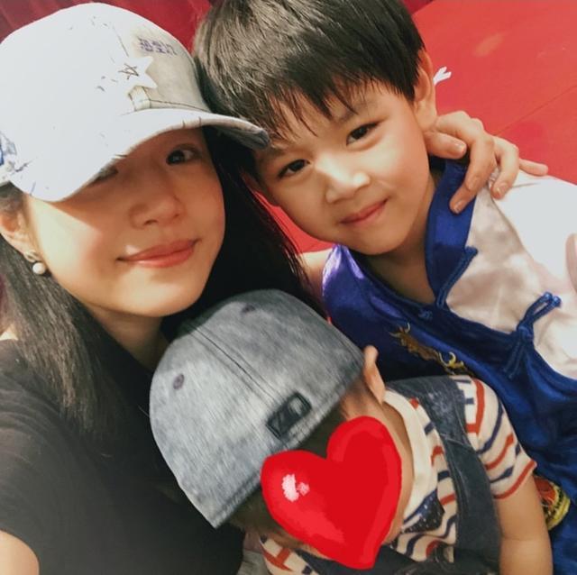 陈妍希带儿子游水族馆2岁小星星昂着脑袋看鱼憨态可掬