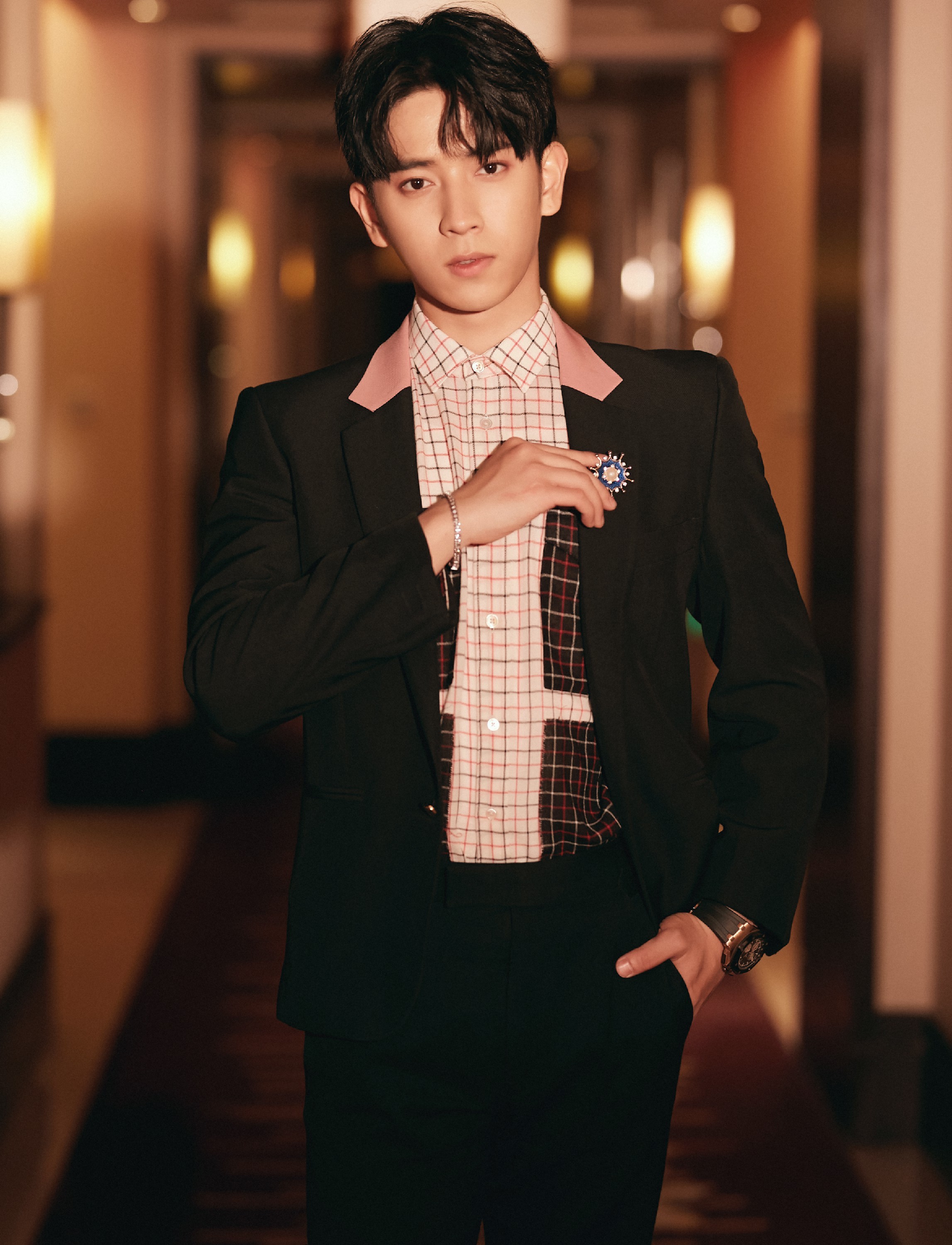 陈若轩粉领西装沉稳俊朗 斩获年度飞跃男演员