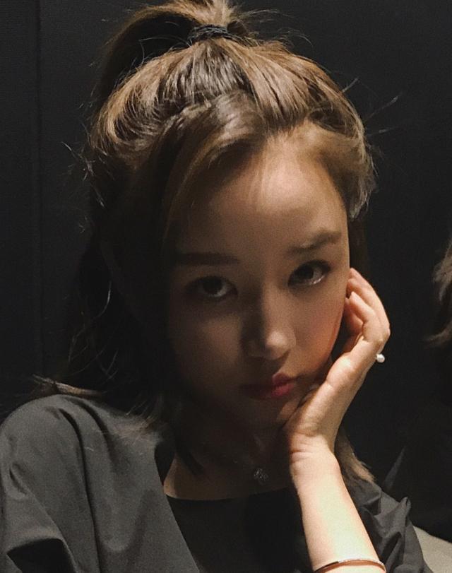 网红雪梨晒新自拍双眼无神论美瞳的重要性