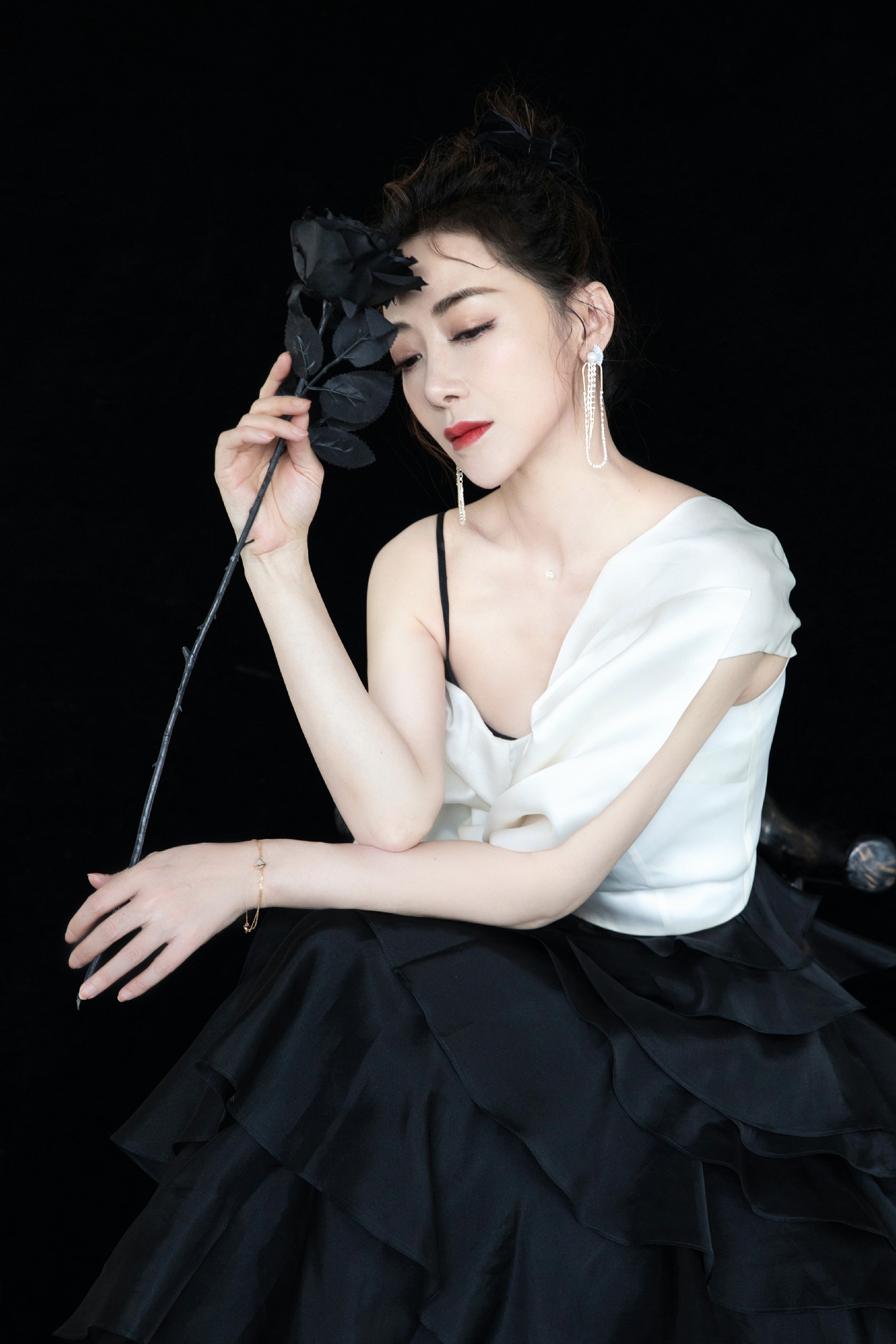 陈紫函黑玫瑰写真化身冷艳女神连轴拍夜戏敬业满分