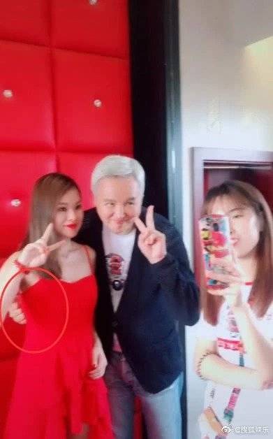 张庭老公林瑞阳牵手搂腰美女员工，网友：像老奶奶和孙女 - 360娱乐，你开心就好