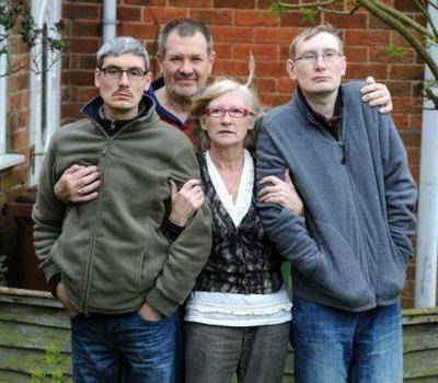 中年兄弟上演真实版"返老还童",思维退化如婴儿