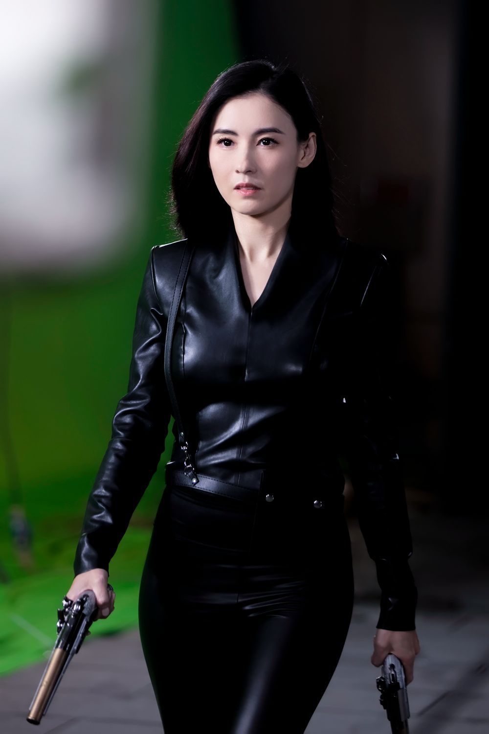 超飒张柏芝穿紧身皮衣显线条姿态飒爽表情冷艳