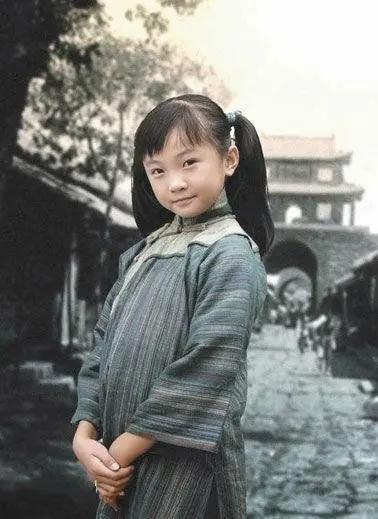 林妙可饰演的是童年时代的寄萍.