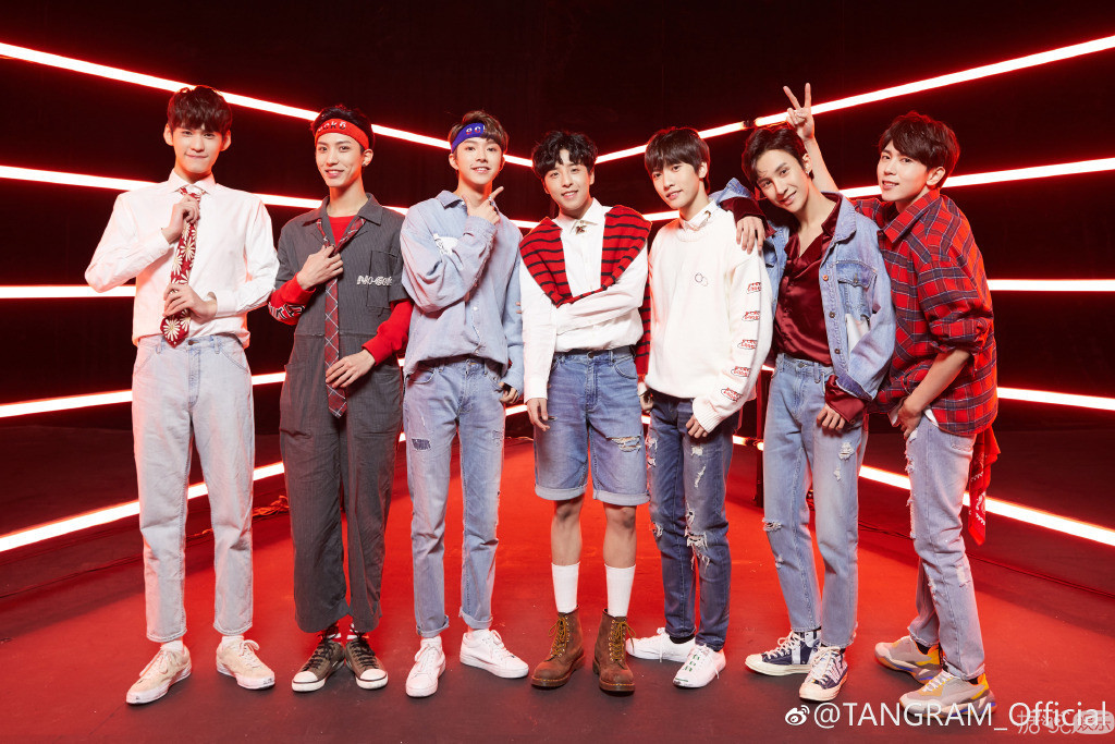 去年香蕉娱乐还让参加过《偶练》的7位练习生,以组合tangram(超燃少年