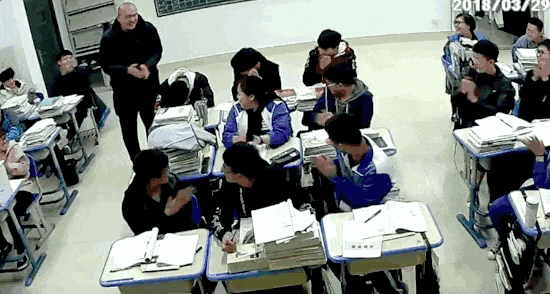 搞笑gif: 嗯，很好，这位同学的睡姿很标准，鼓掌 - 360娱乐，你开心就好
