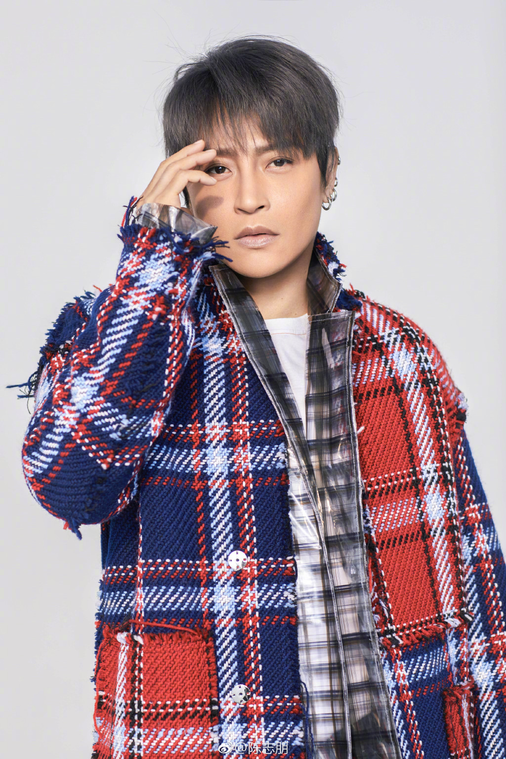 千面男爵陈志朋回归正常休闲格子衫搭奶奶灰发色减龄不少