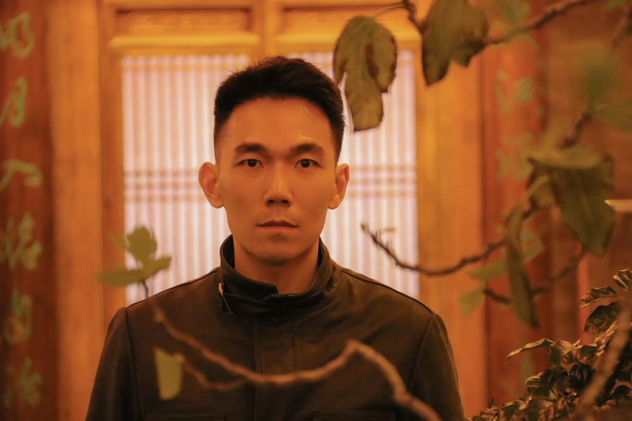 青年演员王超北亮相平遥国际电影节反派狠角色幽默上线
