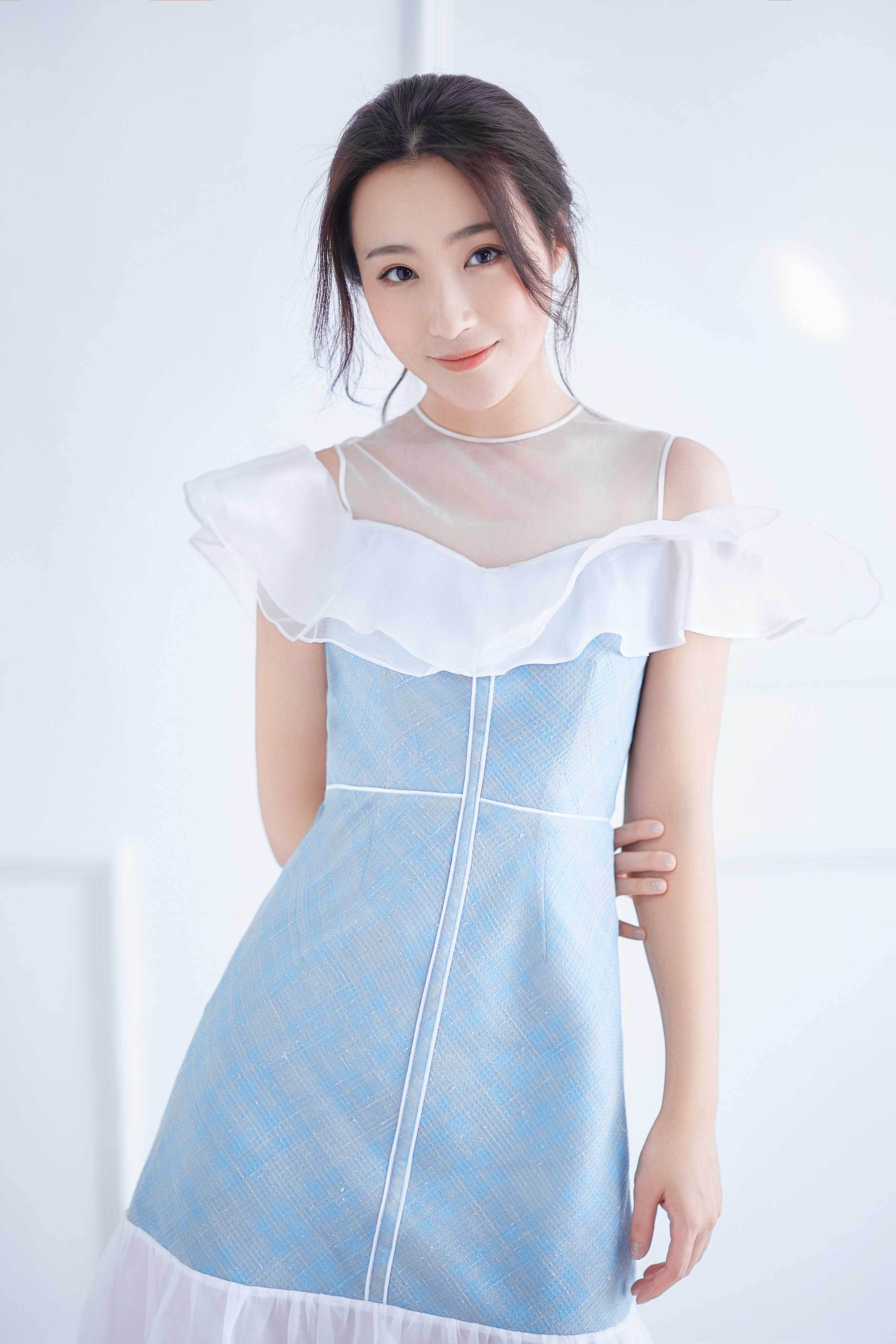 姜雯雯时尚写真曝光随性慵懒清新迷人