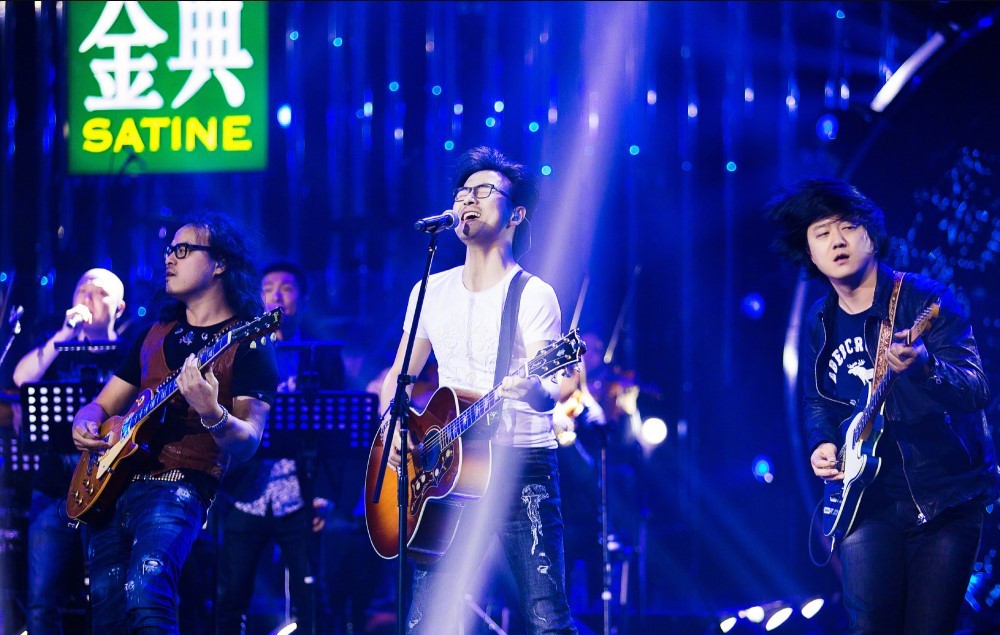 霍尊加盟歌手终极踢馆腾格尔时尚度爆表