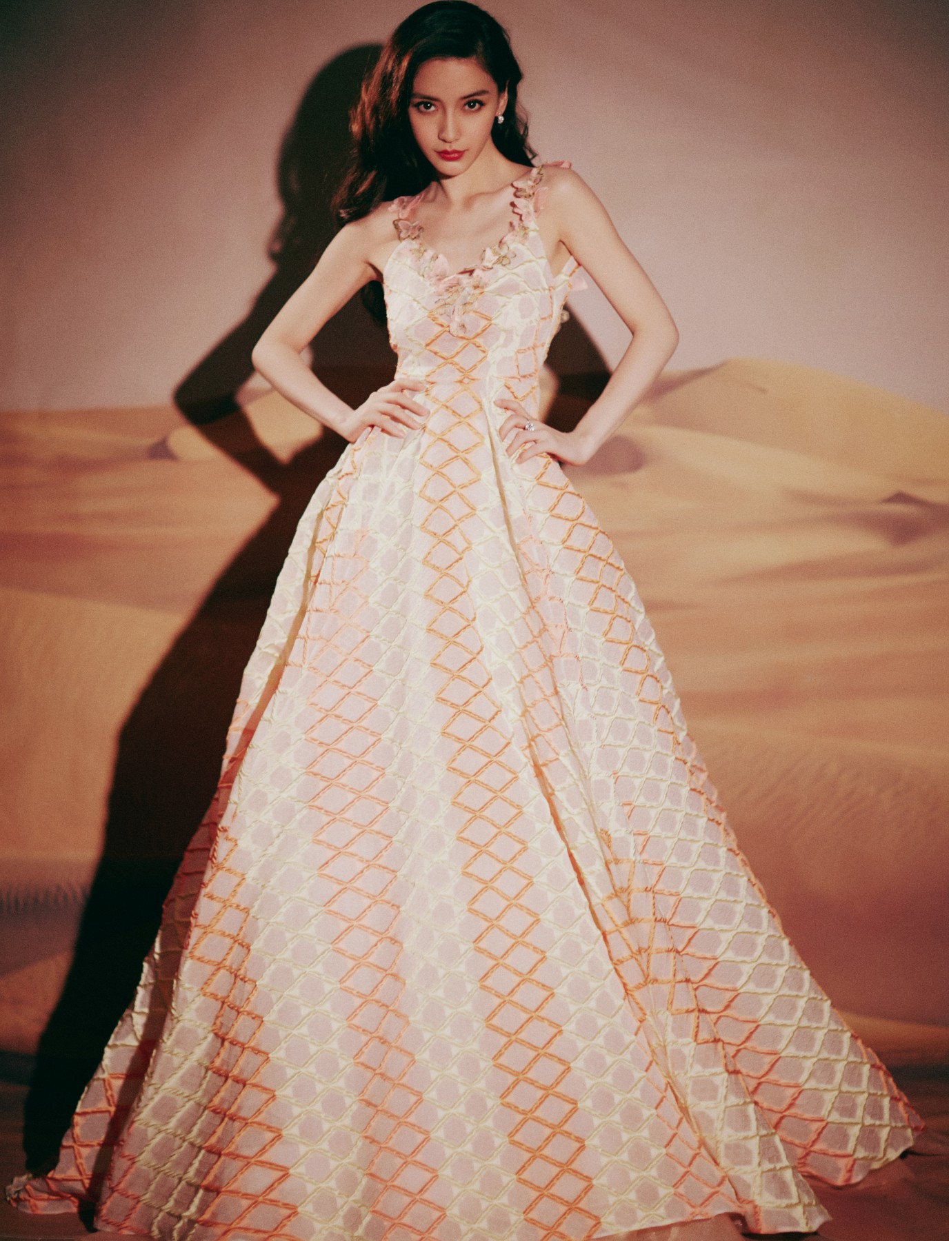 angelababy复古几何粉裙亮相嘉人优雅又不失少女气息