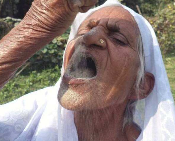 世界上最奇特的老人,每天吃2公斤沙土,靠"吃土"长寿